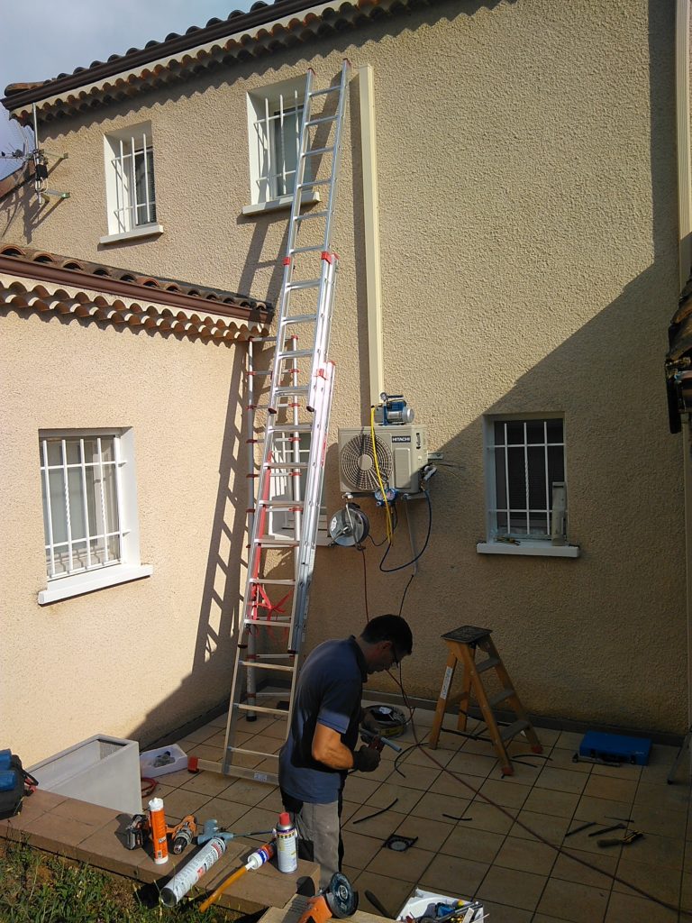 climatisation groupe exterieur hitachi pose en façade avec goulotte fin de chantier à saint